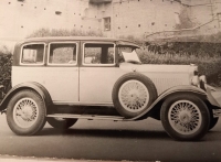 Graham Paige 610 sedan