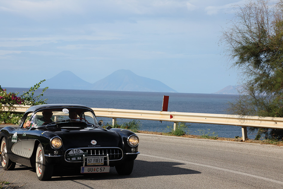 La Chevrolet Corvette C1 del 1957 degli austriaci Sammer Sammer davanti alle isole Eolie