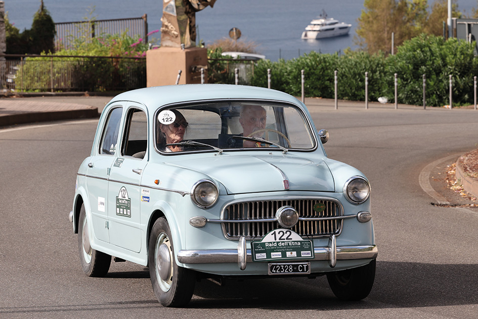 La Fiat 1100 103 E del 1957 degli statunitensi Mercorelli Krasnoff davanti al mare di Taormina