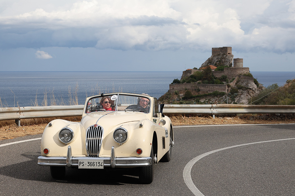 La Jaguar XK140 del 1955 di Belotti Marchesi davanti al castello di SantAlessio